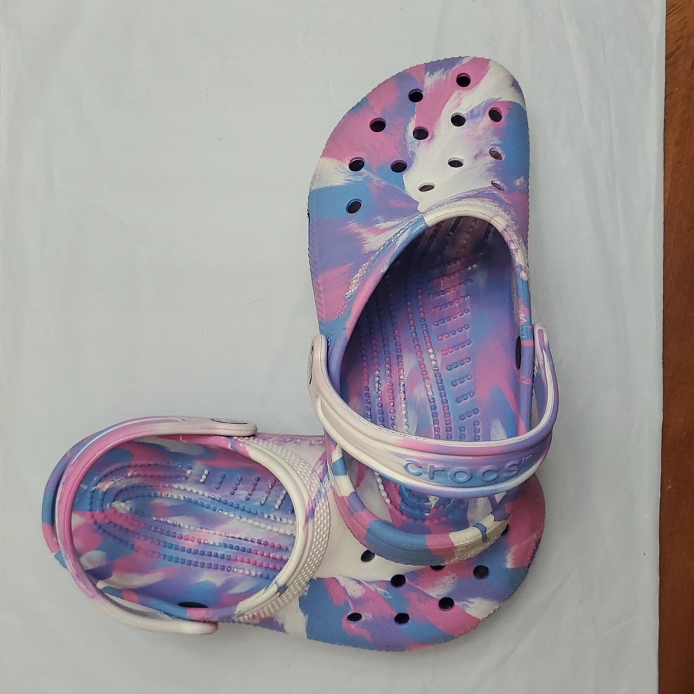 CROCS Kids Water Shoes Marbled  in Pink, Blue, and White - Picture 2 of 9